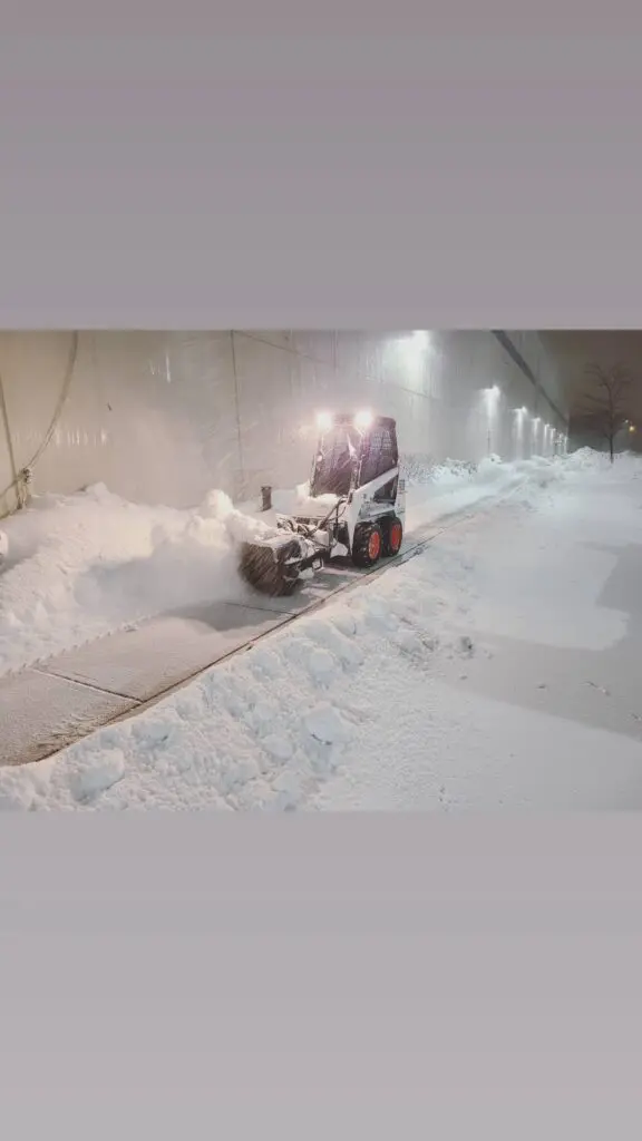 A small machine removing the snow